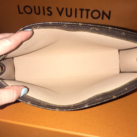 Louis Vuitton TOILETRY POUCH 26 - Picture 7 of 8